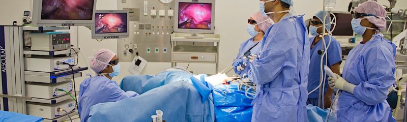 Figure 20.1 Performing laparoscopic surgery using 3D laparoscopic system